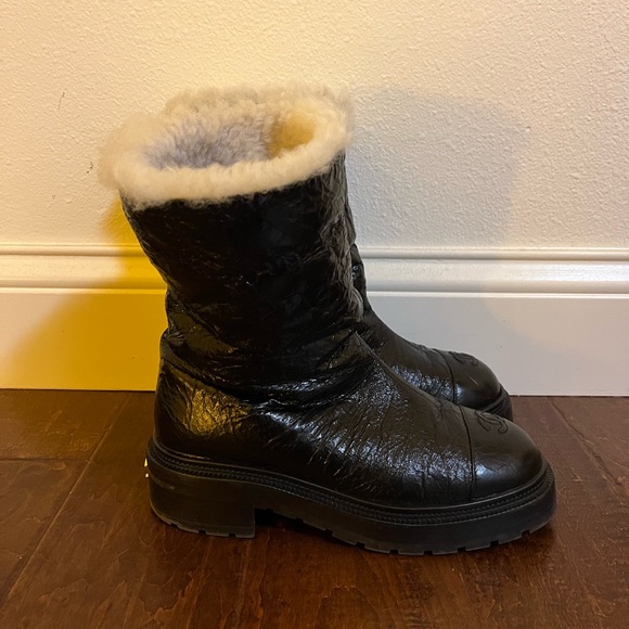 Chanel 2020 boots, crinkled leather shearling inside - Picture 2 of 5
